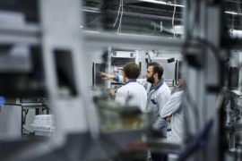 engineers_in_factory_looking_at_screens_brandmanual_web